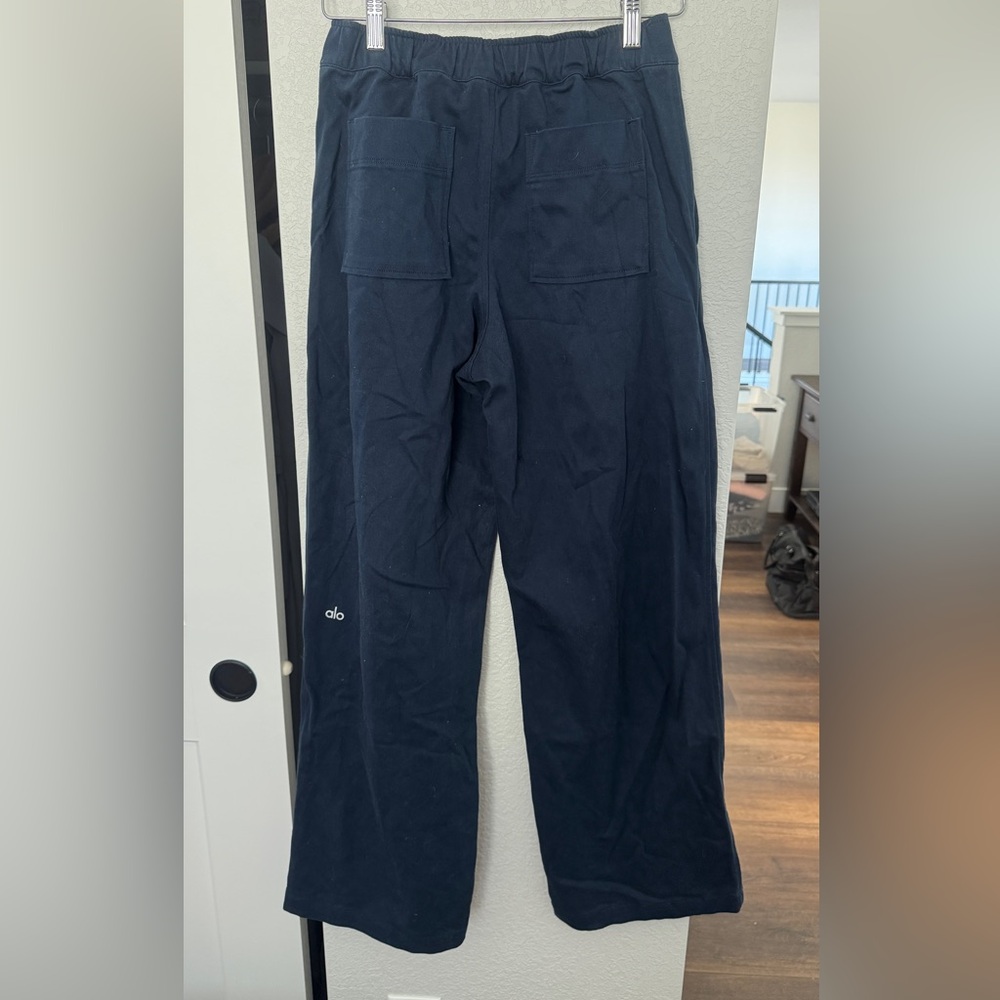 ALO Yoga women’s Straight-Leg Pants in Navy - Picture 2 of 3